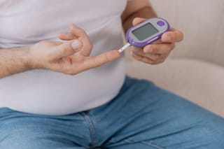 Image of a senior man with type 2 diabetes testing his blood sugar