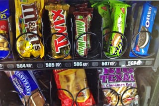 Picture of a vending machine with ultraprocessed foods 