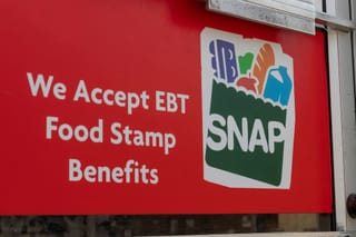 Picture of an EBT/SNAP sign on a store's front door 