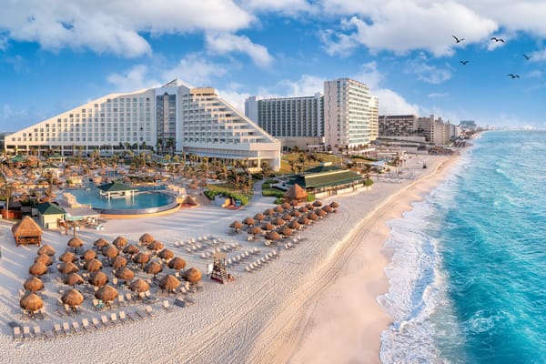 Picture of the beach at Cancun Mexico