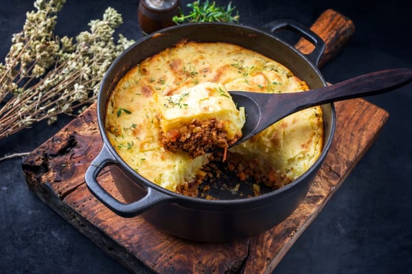 Image of a shepherds pie in a skillet 