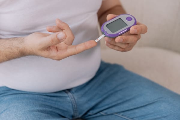 Image of a senior man with type 2 diabetes testing his blood sugar