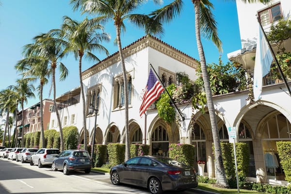 Picture of buildings on Worth Avenue in Palm Beach Florida