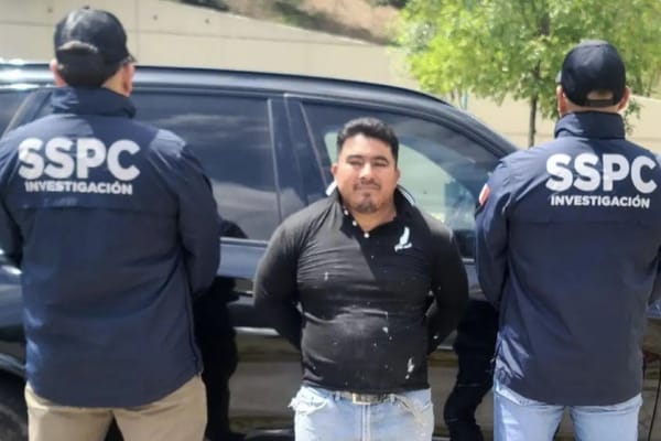 Image of Francisco Javier Roman-Bardales with Mexican law enforcement