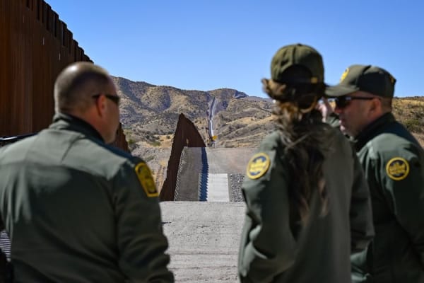 Picture of Kristi Noem and border patrol agents on the U.S. - Mexico border